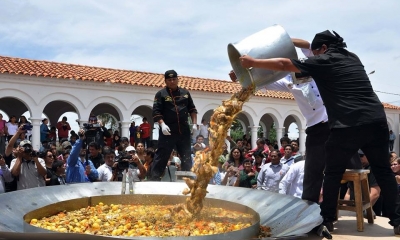 Emilio Garnica, más conocido como el chef sin fronteras preparó la picana/Foto. RRSS