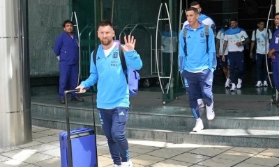 Messi al salir del hotel en La Paz