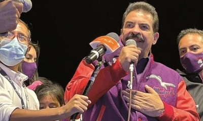 Manfred Reyes Villa celebró ayer su victoria en Las Banderas.