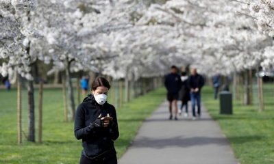Una mujer con mascarilla en Londres, Reino Unido, el 21 de marzo de 2020.