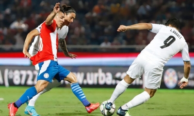 Una acción del partido entre Uruguay y Paraguay. 