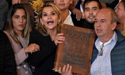 El momento en el que Áñez asume la Presidencia tras la renuncia de Evo Morales. | EFE