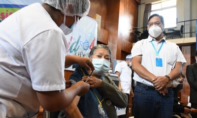 El presidente Luis Arce en el inicio de vacunación a personas con enfermedades de base en Cochabamba. Foto: ABI.