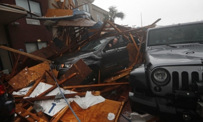 Un cazador de tormentas intenta recuperar su equipo tras el colapso de parte de un hotel en Panama City/Foto. RRSS