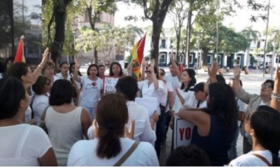 El grupo realizó oraciones religiosas durante su manifestación en la plaza