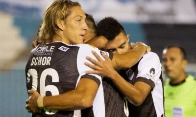 Franz Gonzales celebra el gol de Gómez