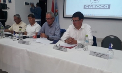 Raúl Solares (d), de la Caboco, en conferencia de prensa.