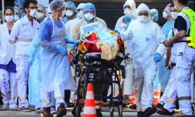 Médicos transportan a un enfermo grave de COVID-19. | Fuente: AFP