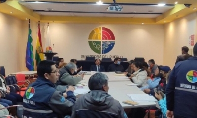 Médicos y trabajadores reunidos en la Defensoría del Pueblo. Foto: Sirmes