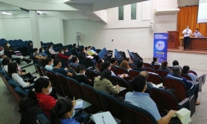 foto: profesional técnico del SIN capacita sobre Sistema de Facturación (SF), en el Salón Auditorio de la Facultad Contaduría Pública de la  UAGRM