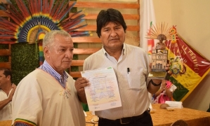 Presidente Morales, fue condecorado en Trinidad.