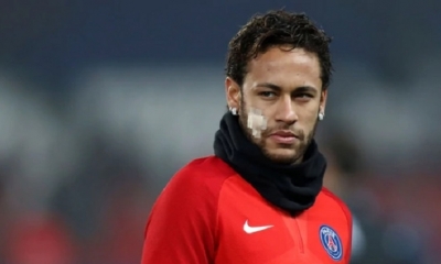 El brasileño salió a la cancha con cinta en su rostro y despertó la curiosidad de todos en el último partido del PSG