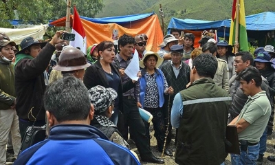 Las familias asentadas dialogan con las autoridades en el parque Tunari/Foto. José Rocha