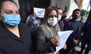 Carolina Ribera, hija de Jeanine Añez, en conferencia de prensa en puertas del penal de Miraflores.	