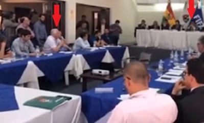 Lo encaró en plena reunión/Foto. Captura de pantalla