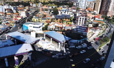 La Paz. Largas filas de vehículos públicos y privados en la estación que se encuentra en la 23 de Calacoto.
