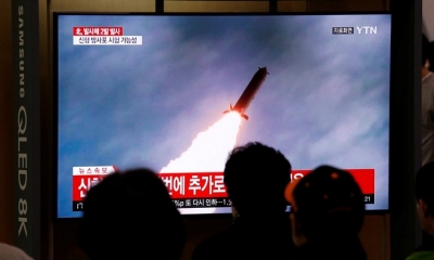 Personas miran un informativo sobre el lanzamiento de proyectiles por Corea del Norte, Seúl, Corea del Sur, el 31 de octubre de 2019.