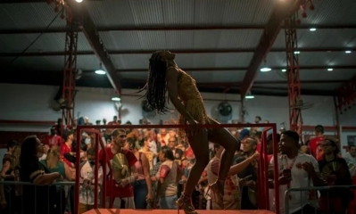 La reina de la samba de Viradouro, Erika Januza, baila en un estrado durante el ensayo de la escuela de samba