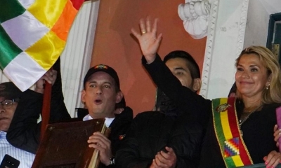 Luis Fernando Camacho y Jeanine Áñez, la noche de la proclamación de ésta, en el balcón del Palacio Quemado.