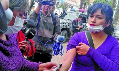  Dos esposas de policías se quitaron sangre con una jeringa para protestar.