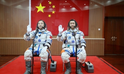 Los taikonautas chinos Jing Haipeng (izquierda) y Chen Dong antes del lanzamiento de la nave espacial tripulada Shenzhou, en Jiuquan, China. Foto: RT