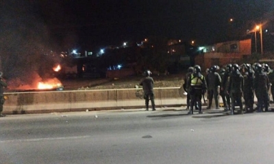 Efectivos de la Policía llegaron hasta el lugar de los enfrentamientos por el caso de contrabando en Cochabamba.