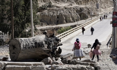 Panorama de la zona Sur, La Paz, camino a Huajchilla, hay un bloqueo el puente Lipari, las vías se encuentran llenas de escombros.