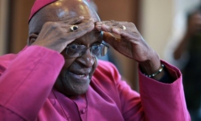 Archivos | Desmond Tutu gesticula durante una rueda de prensa que dio el 24 de abril del año 2014 en Ciudad del Cabo