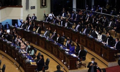 Diputados pertenecientes al partido gobernante Nuevas Ideas votan para destituir a un grupo de jueces
