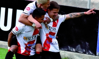 Adrián, Romay y Árabe celebran uno de los goles del millonario. 