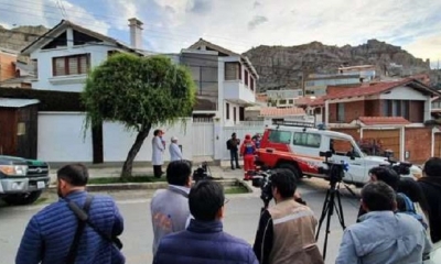 El exministro de gobierno, Carlos Romero, fue evacuado la tarde de este viernes en una ambulancia