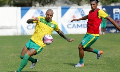 Maximiliano Freitas (izq.) tendrá la chance para comenzar de titular, por lo que acompañará a Zeballos en el ataque. foto:EL DEBER