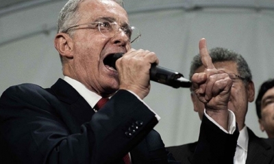 El expresidente colombiano Álvaro Uribe habla en la sede de su partido en 2019.