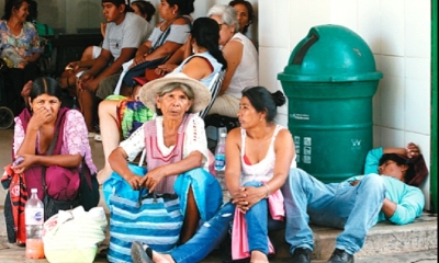 Pacientes y familiares de enfermos aguardan fuera del servicio de emergencia del hospital San Juan de Dios