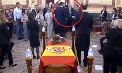 Así sacó el presidente al hombre que arrojó papeles /Foto. Captura de pantalla