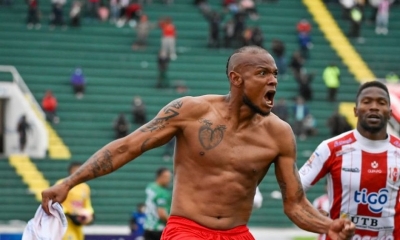 El festejo de Erik Correa tras el primer y único gol de Independiente, este domingo, en el estadio Patria. 