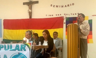Waldo Albarracín en charla con organizaciones del Comité Cívico Popular. 