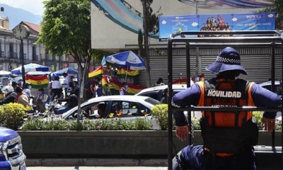 El control municipal en el Correo y la vigilia de los comerciantes desalojados. 