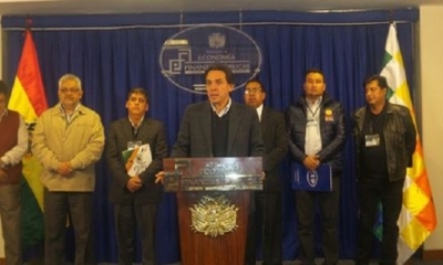 El ministro de Economía, Mario Guillen junto a representantes de universidades públicas.