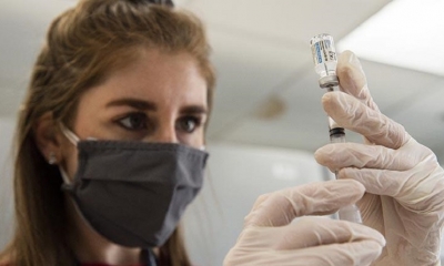 Una enfermera prepara una dosis de la vacuna de Johnson & Johnson