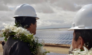 El presidente Evo Morales inspeccionó el martes el avance en la instalación de la planta fotovoltaica emplazada en el municipio de Uyuni, en Potosí