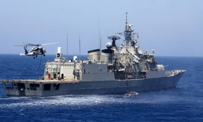 Un helicóptero y un buque de guerra de Grecia durante unos ejercicios militares en el mar Mediterráneo, el 25 de agosto de 2020