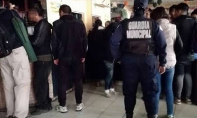 Más de 60 personas fueron arrestadas y al menos tres bares fueron clausurados debido a que infringieron la “Ley Seca” 