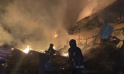 Equipos de rescate en un edificio destruido hoy en la ciudad de Odesa. 