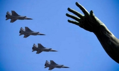 Cazas rusos MiG-31BM sobrevuelan la Plaza Roja de Moscú durante un ensayo para un desfile militar.