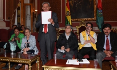 El momento de la lectura de la resolución de la Asamblea de la Paceñidad. Foto: GAMLP.