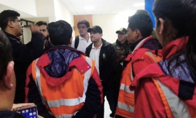 El aeropuerto de El Alto. Cerca de un centenar de personas se apostaron en las afueras para impedir que el cruceño abandonara el lugar.