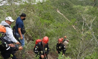 Unidad de rescate de la Gobernación recupera un cadáver en Vallegrande.