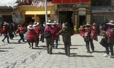 En imágenes del incidente se puede observar que los originarios chicotearon y golpearon a los cívicos