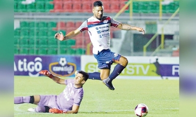 Andrés Chávez, supera la marca de su rival. 